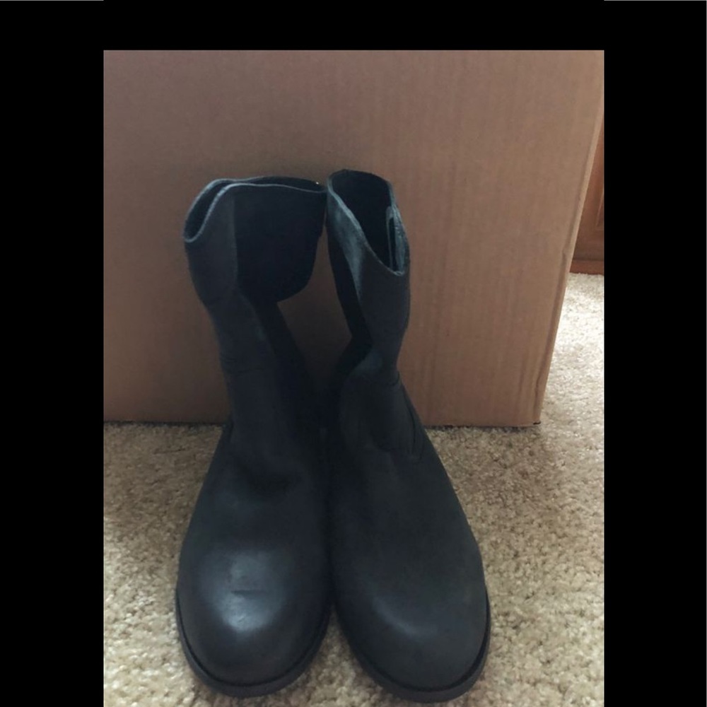 Frye Women’s Cara Suede Short Bootie Black